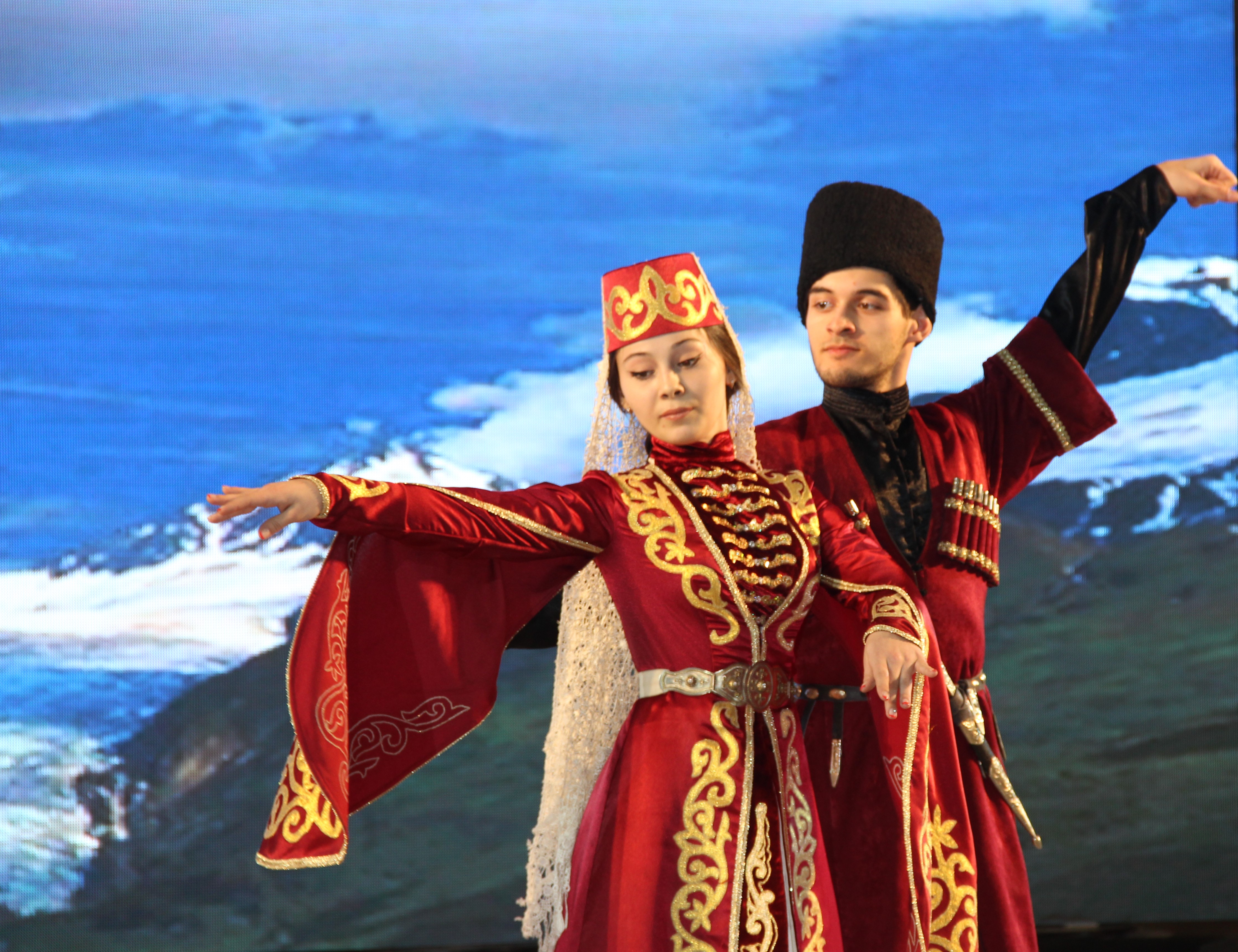 Zhurek национальность. Дагестанский национальный костюм Дагестан. Национальный костюм Дагестана, ченцев. Национальная одежда дагестанцев Дагестана. Дагестанский народный костюм.